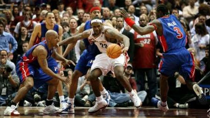 Basketbalista Clevelandu LeBron James v obklopení protihráčů v rozhodjícím utkání druhého kola play off NBA proti Detroit Pistons.