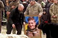 Ruští bratři padli při obraně Ukrajiny. Otec je pohřbil a chystá se zpět na frontu