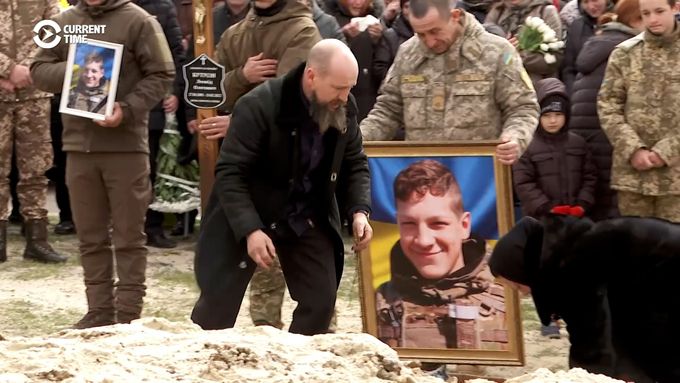 Ruští bratři padli při obraně Ukrajiny. Otec je pohřbil a chystá se zpět na frontu.