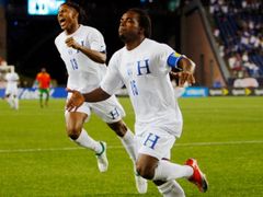 Latinská Amerika žije i umírá fotbalem. Honduraští hráči Walter Martinez (15) a Carlos Costly slaví gól do sítě Grenady během Mistrovství ve fotbale Severní, Střední Ameriky a Karibiku (CONCACAF), 11. července 2009.
