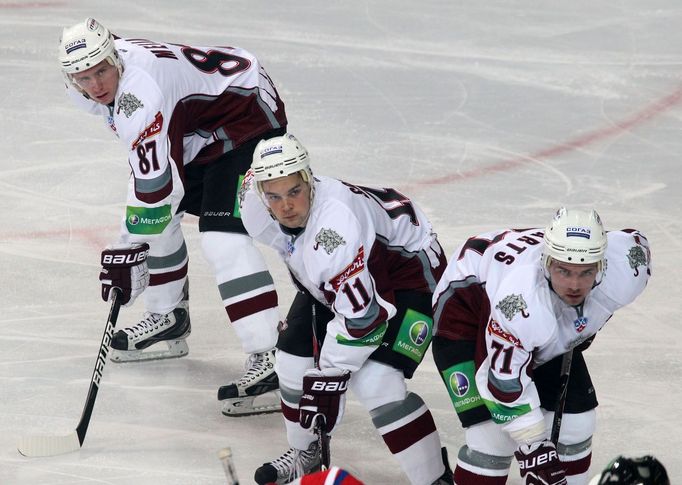 Hokejisté (zleva) Meija Gints, Kristaps Sotnieks a Roberts Bukarts v utkání KHL 2012/13 mezi Lvem Praha s Dinamem Riga .