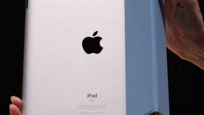 Nový iPad 2 chráněný obalem Smart Cover