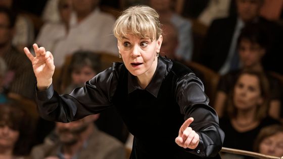 Dirigentka se držela partitury, orchestr byl i ve svém objemném zvuku čitelný a dobře artikuloval.