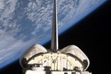 Na pozadí vesmírné černi vyfotil americký kosmonaut část vesmírného plavidla Endeavour - v záběru je například vertikální stabilizátor.