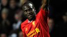 Victor Moses z Liverpoolu se raduje z branky, kterou vstřelil Swansea.