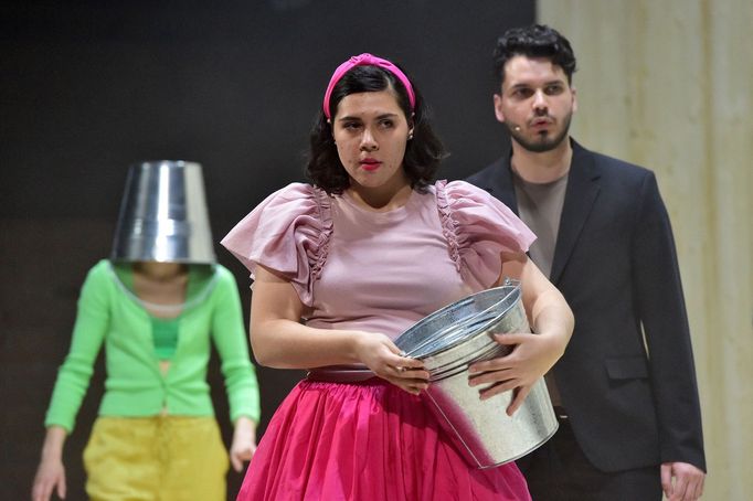 Zdislava Začalová v roli Eponine, Sabina Šlachtová jako Cosette a Nicolas Ferenc coby Javert.