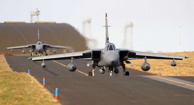 Britské stíhačky Tornado na skotské základně Moray.