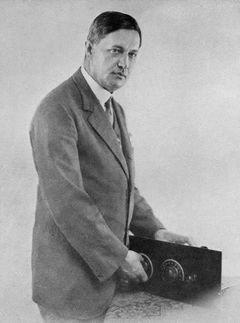 Dirigent Václav Talich s radiopřijimačem Philips v roce 1929.