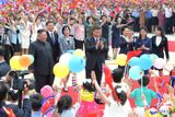 Siho doprovázeli jeho manželka Pcheng Li-jüan, ministr zahraničí Wang I a několik dalších představitelů čínské komunistické strany. Podle britského serveru BBC je v ulicích severokorejské metropole vítaly tisíce lidí.