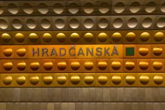 Místo Hradčanské Bruska, místo Malostranské Klárov? Stanice metra mohou změnit název