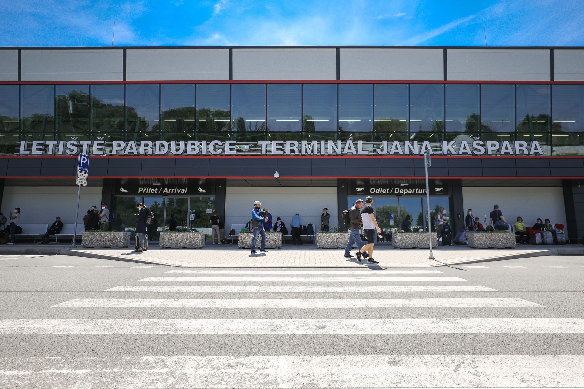 Celní správa, psovod, kontrola, pes, celník, Letiště Pardubice, cestující, turista, kufry, zavazadla