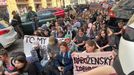 Několik set účastníků protidemonstrace zablokovalo na Jungmannově náměstí trasu Pochodu pro život, které sdružuje odpůrce potratů. Na místě je i reportér Aktuálně.cz.