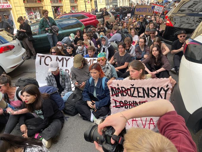 Několik set účastníků protidemonstrace zablokovalo na Jungmannově náměstí trasu Pochodu pro život, které sdružuje odpůrce potratů. Na místě je i reportér Aktuálně.cz.