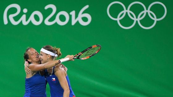 Lucie Šafářová a Barbora Strýcová si užívají sladký moment, kdy pokořily jedničky olympijského turnaje čtyřhry, sestry Williamsovy.