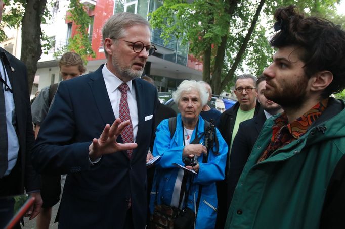 Premiér Petr Fiala diskutuje v Poděbradech s mladíkem, který ostře kritizoval chování Izraele. Fiala se Izraele naopak zastával.