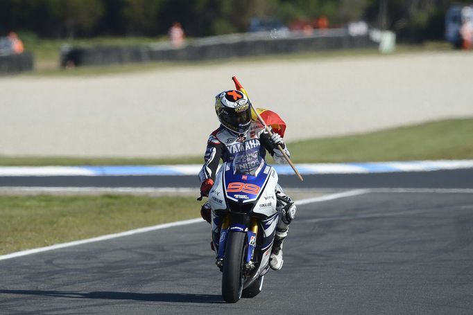 Jorge Lorenzo oslavil na okruhu Phillip Island svůj druhý titul mistra světa MotoGP. Vyhrál v předposledním klání sezony, když jeho největší rival, Dani Pedrosa, spadl.