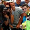 Milos Raonic dělá selfie po prvním kole Australian Open