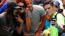 Milos Raonic dělá selfie po prvním kole Australian Open