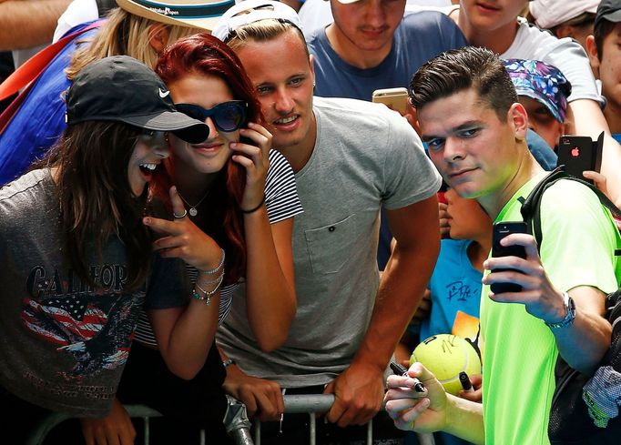 Milos Raonic dělá selfie po prvním kole Australian Open