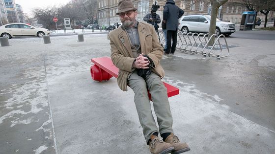 Fotoblog: Připomínka Václava Havla. Dejvice mají lavičku Ferdinanda Vaňka, nechybí sud z Trutnova