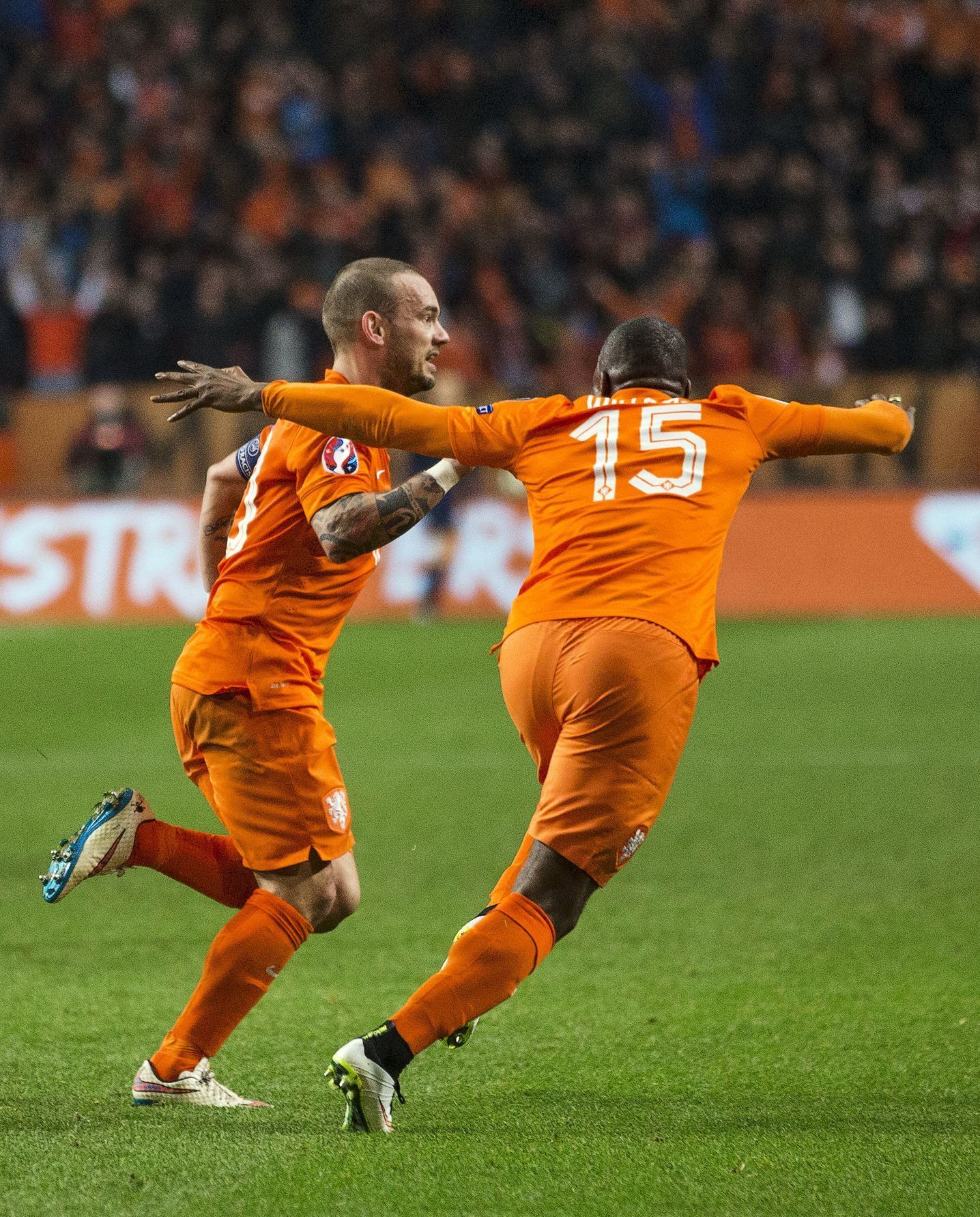 Kvalifiakce ME, Nizozemsko-Turecko: Wesley Sneijder a Jetro Willems  slaví gól v síti Turecka