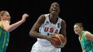 Mistrovství světa v basketbale žen, osmifinále USA - Austrálie, 29. září v Ostravě. Zleva Lauren Jacksonová (AUS), Sylvia Fowlesová (USA) a Jayne Appelová (AUS).