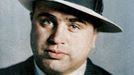 Chicagský gangster Al Capone na policejní fotografii. Nedatováno (cca. 20. - 30. léta 20. století). Kolorovaná fotografie