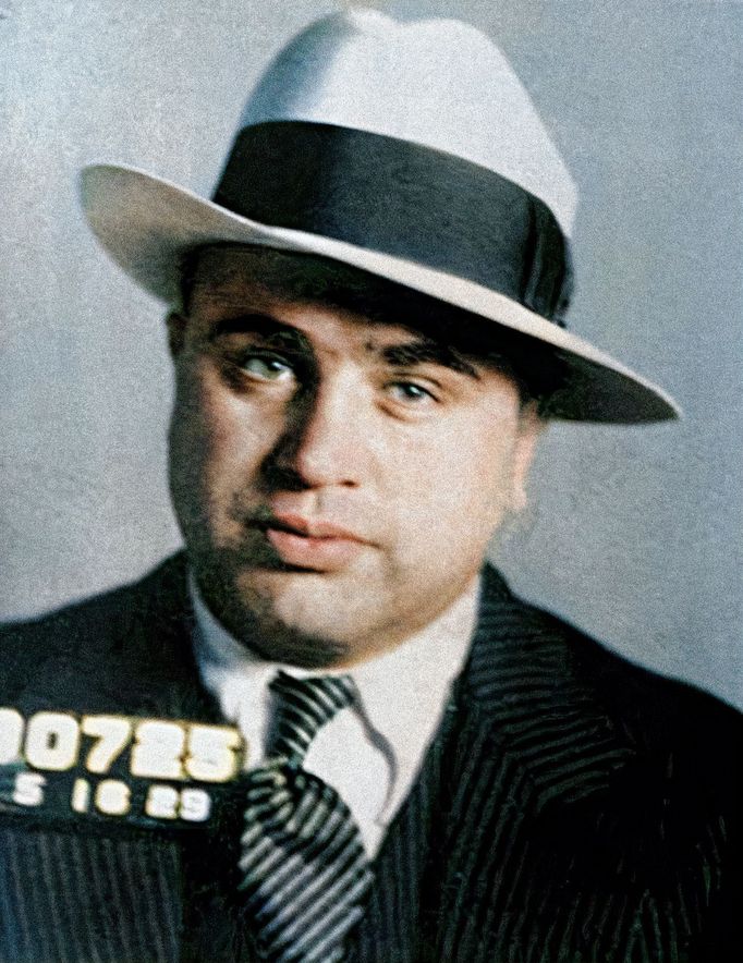 Chicagský gangster Al Capone na policejní fotografii. Nedatováno (cca. 20. - 30. léta 20. století). Kolorovaná fotografie