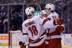 Neskutečná přestřelka v NHL. Toronto vidělo 14 gólů, Nečas se blýskl čtyřmi body