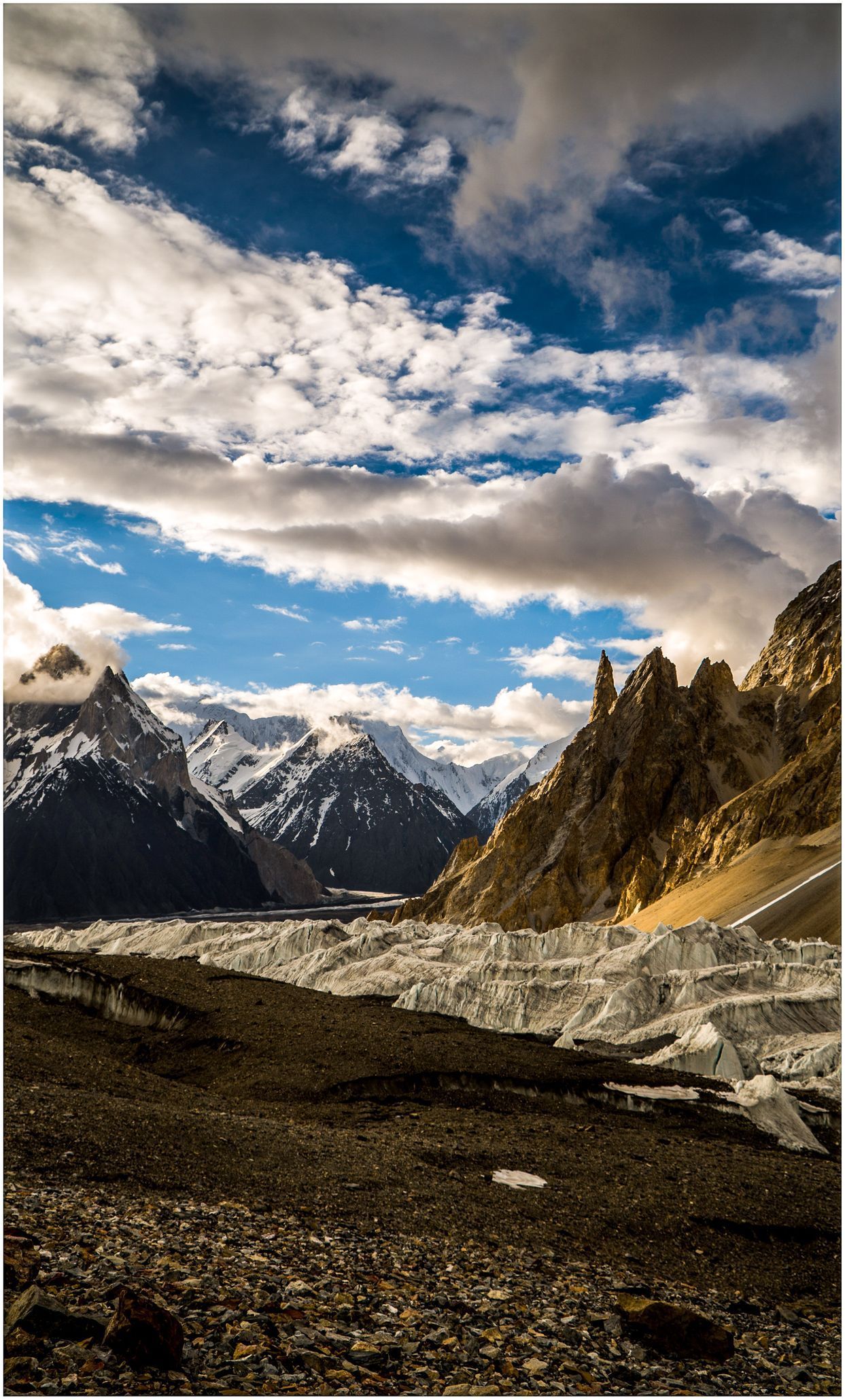 Horolezec Tomáš Petreček leze na K2 (červenec 2019)