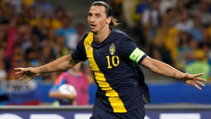 Švédská hvězda Zlatan Ibrahimovič při rozcvičce