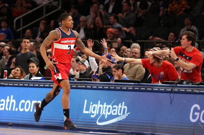 Bradley Beal slaví s fanoušky Washingtonu