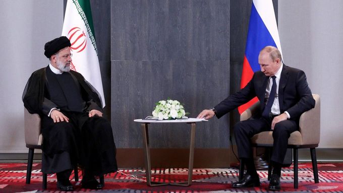 Vladimir Putin a íránský prezident Hasan Rúhání na archivním snímku.