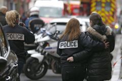 Řidič v Paříži u prezidentova sídla najel na policistku