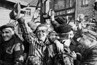 Sověty čekal pohled hrůzy. Vyhladovělí vězni slavili osvobození Osvětimi jásotem