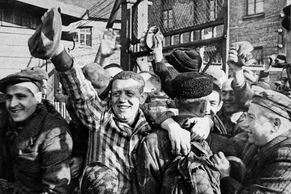 Sověty čekal pohled hrůzy. Vyhladovělí vězni slavili osvobození Osvětimi jásotem