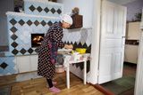 Marina Balabanova připravuje tradiční ruské jídlo – pirohy plněné bramborovou, tvarohovou a jablečnou náplní. Nejlepší jsou ještě horké, polité domácí smetanou.