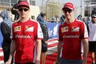 Sebastian Vettel (vpravo) se svérázným "Icemanem" vychází dobře a Fin po rozpačitém začátku sezonu chytil formu, takže jeho rozhodnutí o odchodu do závodnického "důchodu" je zatím ve hvězdách.