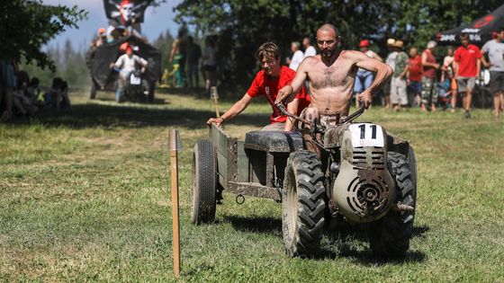 Závody useknutých traktorů i výbušná bitva letadel. Neznámá akce na Vysočině baví