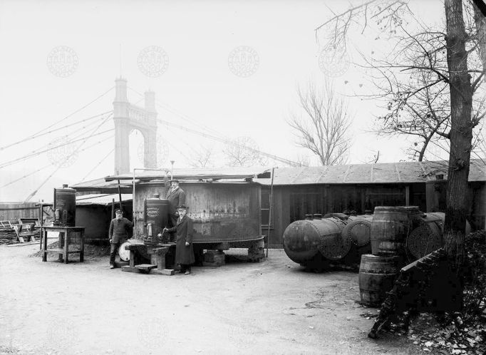 Obecní zásobárna petroleje u mostu císaře Františka Josefa I. Rok 1915