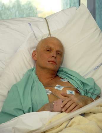 Alexandr Litviněnko na lůžku v londýnské nemocnici