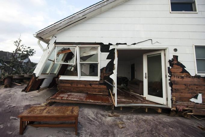 Detailní pohled na dům na Fire Islandu v New Yorku, který poškodila bouře Sandy.