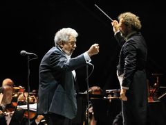 Plácido Domingo navštívil krumlovský festival potřetí. Vpravo je dirigent Tomáš Brauner.