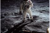 NASA, Buzz Aldrin na Měsíci, 20. července 1969. V roce 1969 přistálo Apollo 11 na měsíci. Dodnes však existují lidé, kteří tvrdí, že je to podvod, který NASA vytvořila ve svých studiích. O filmovém záznamu Aldrina, který pochoduje po Měsíci, se zase tvrdí, že je dílem režiséra Kubricka. Díky kameře, kterou byla vesmírná loď vybavena, sledovaly přenos záběrů z Měsíce milióny diváků.