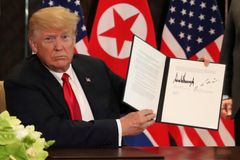 Kim podepsal deklaraci česky a Trump mu nepolíbil ruku, baví se internet