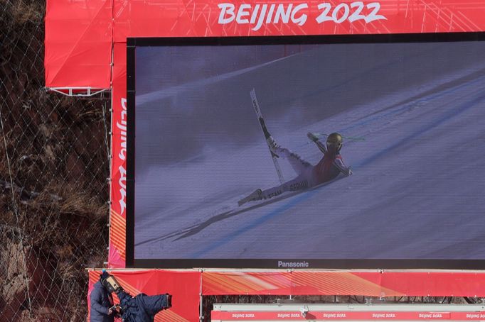 Pád Dominica Schweigera z Německa během olympijského sjezdů mužů.