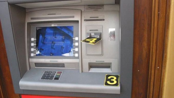 Jeden z bankomatů, na který bylo umístěno čtecí zařízení.