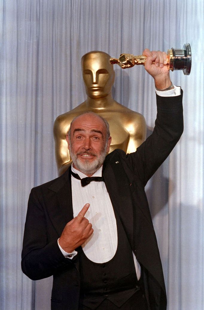 FILE PHOTO: Actor Sean Connery holds up his Oscar after winning Best Supporting Actor at the 60th Academy Awards in Los Angeles, April 11, 1988.    REUTERS/Bob Riha/File