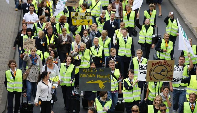 Hundreds of members of German air carrier Lufthansa cabin crew union "UFO" walk towards the Lufthansa headquarters during a strike at the Fraport airport in Frankfurt, August 31, 2012. Lufthansa cancelled 64 flights at its main hub Frankfurt on Friday as cabin crew began the first of a series of strikes over pay and cost cuts in a busy holiday season. The eight-hour industrial action, following the breakdown of 13 months of negotiations between Germany's largest airline and trade union UFO, is due to end at 1100 GMT on Friday. REUTERS/Kai Pfaffenbach (GERMANY - Tags: BUSINESS EMPLOYMENT CIVIL UNREST TRANSPORT)