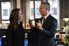Počátkem února navštívila slavná herečka Angelina Jolie, která je taky zvláštní vyslankyní Vysokého komisariátu OSN pro uprchlíky, velitelství NATO v Bruselu. Magdalena Dvořáková byla při tom. Na snímku filmová hvězda v rozhovoru s generálním tajemníkem NATO Jensem Stoltenbergem v jeho kanceláři.